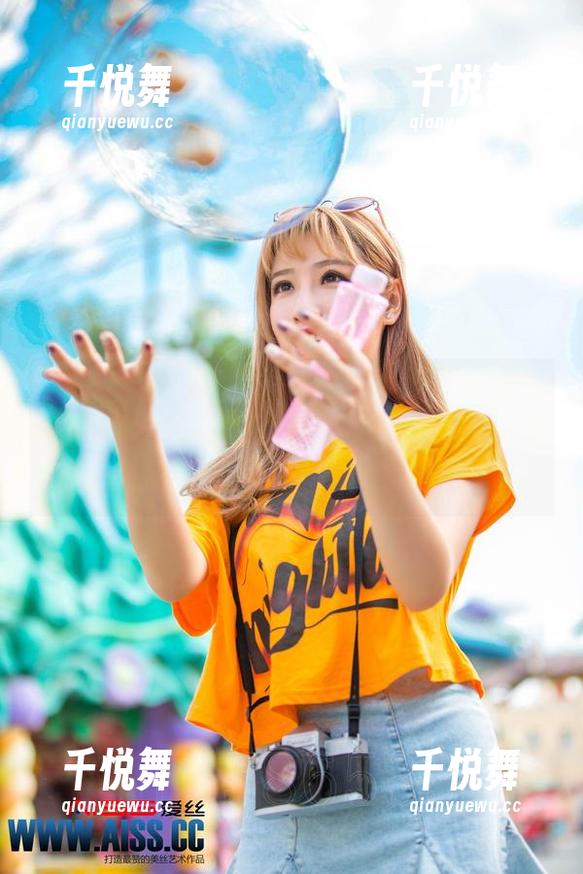 AISS爱丝(黄金版) - 亚美依，逛街时候的写真，哪怕是挎个包的细节也值得慢慢品味。