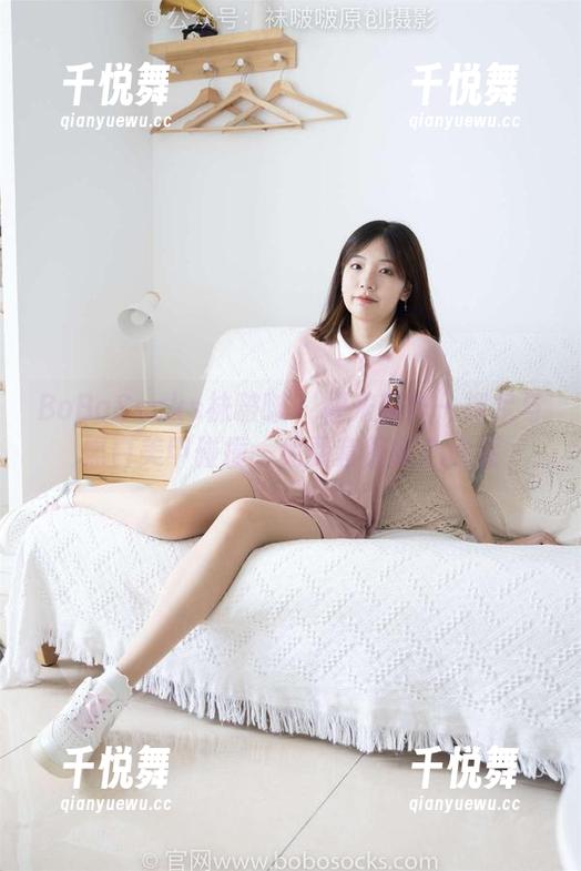BoBoSocks袜啵啵-糯米 BoBoSocks袜啵啵 - 糯米新作—裸足与黑白美甲碰撞,免费套图耐心欣赏