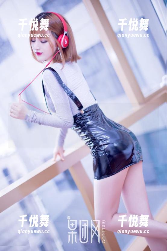GIRLT果团网-沈梦瑶 GIRLT果团网 - 沈梦瑶与泳池深情对视,高清图说:水是浅的,但我面前的距离深得很啊。