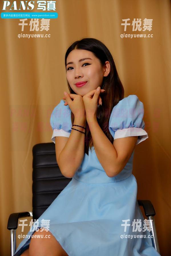 PANS-滴滴 PANS - 白衬衫加滴滴,私藏的图包:这姿势,是想收集什么呢?我也要给自己整一件!