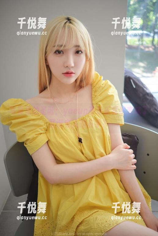 yeeun孙乐乐 写真里的圣诞:yeeun孙乐乐竟然变成了圣诞老人的右手?