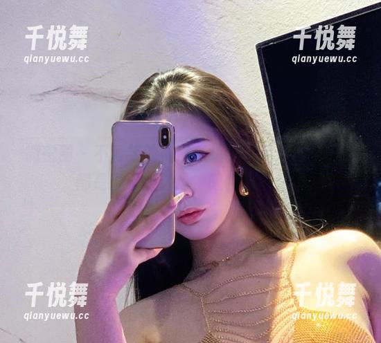 不爱笑的赛琳 微密圈 - 不爱笑的赛琳私拍的美足合集,腿部都是自己的选择,随性而自在。