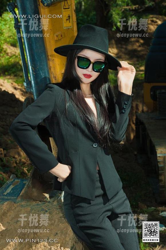 丽柜-左左 丽柜 - 黑色写真里的左左:把每一帧都变得如此耐人寻味。