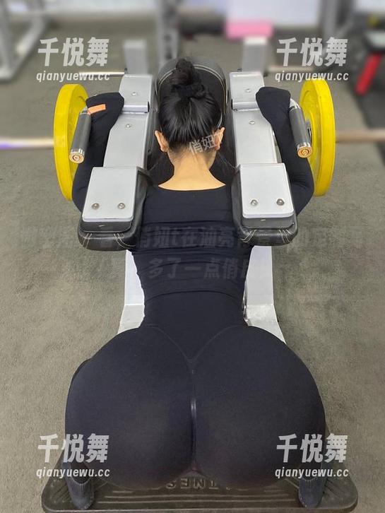 俏妞t 微密圈 - 看,俏妞t在油亮背景里的定制写真,多了一点俏皮!