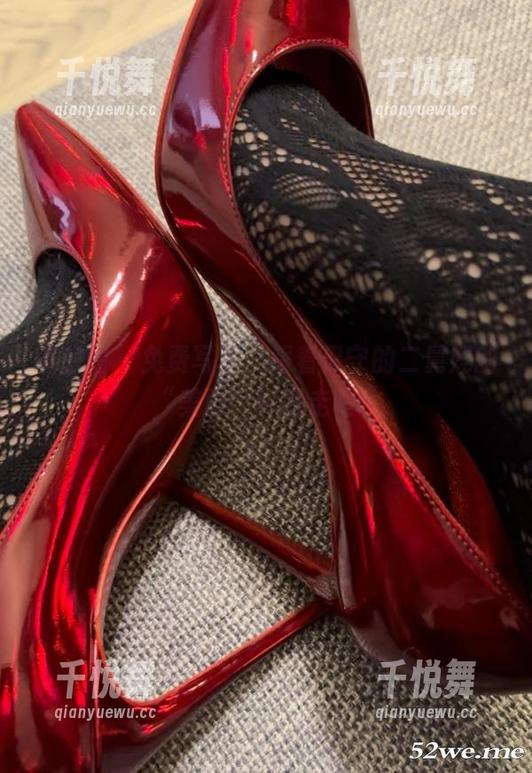微密圈 - 免费写真，跟着保守的二舅妈的“美脚”一起走吧！