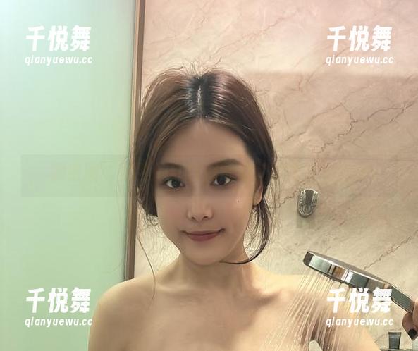 奶雯 微密圈 - 奶雯的红色漏背裙:图集里的挑衅