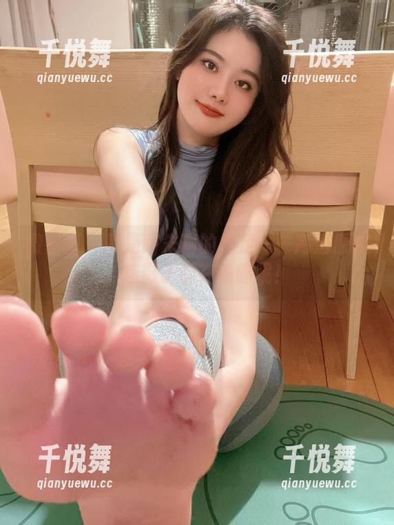 就是阿朱啊 微密圈 - 就是阿朱啊的裸足——高清原图,连影子都在偷瞄呢!