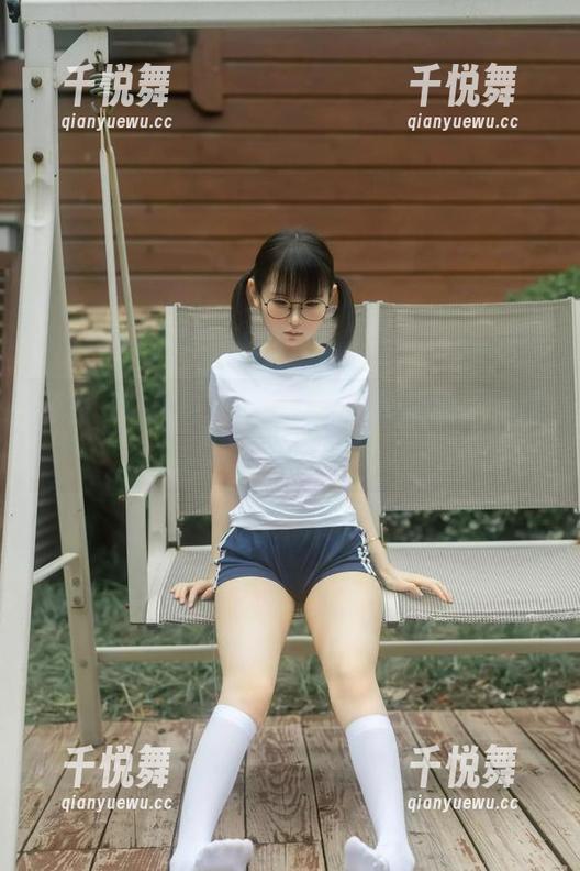 幼水铃衣 萌系“幼水铃衣”竟然和网袜搭到了一起,原图资源走起。