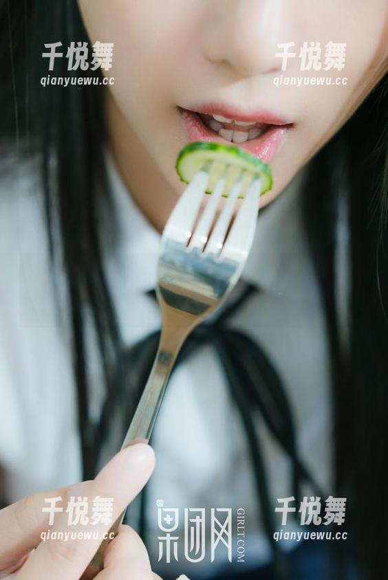 果团网-林弯弯 果团网 - 没想到林弯弯的高清套装,竟然让我怀疑我自己的衣柜!