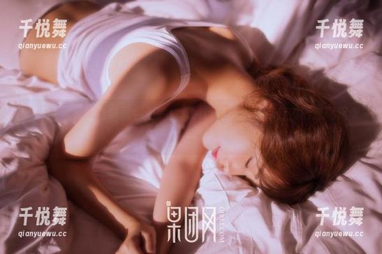 果团网 - 看！最新图包里的甜Abby，连糖果都羞愧得想藏起来！