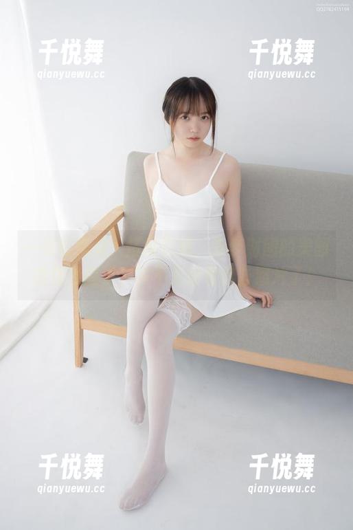 森萝财团 一条百稻裙,搭配白丝,森萝财团的美图把我唤醒了,等不及要看这些照片了!