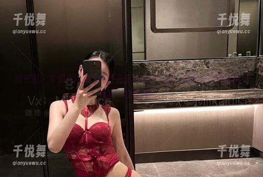 牛奶里的果汁 微密圈 - 牛奶里的果汁用红色套装玩了一出“我不仅有颜值还有利器”的私房秀。