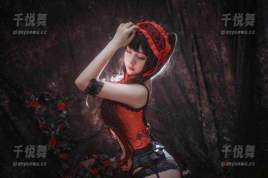 猫九酱说这张红色圣诞礼物的作品能召唤北极熊，结果我倒是被这图凹出的姿势给圈粉了！