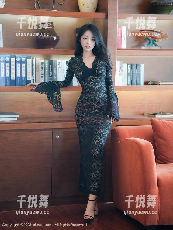 秀人网-西希白兔 秀人网 - 西希白兔的天台图册——随意还是故作优雅?