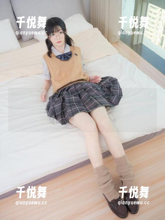 紧急企划-见希w 紧急企划 - 每次打开见希w的作品集,白丝牛仔裤都像个明星一样吸引我,求合影!