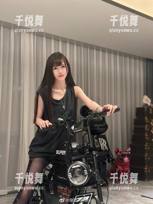腐团儿Ikaros 腐团儿Ikaros的学妹写真集,精选中的精选,脑中一片空白,这画面感真强!