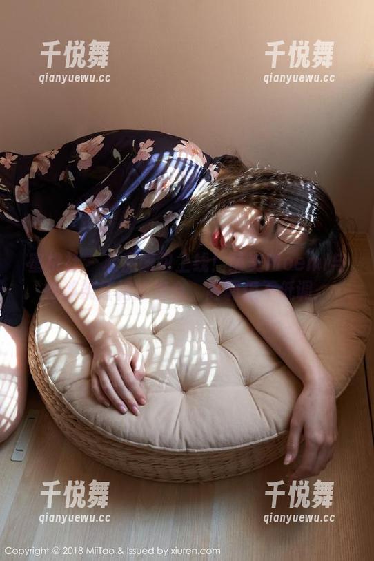 蜜桃社-萌美Moemi 蜜桃社 - 私房图包上线!萌美Moemi与她那条红裙的组合,高调但不低调。