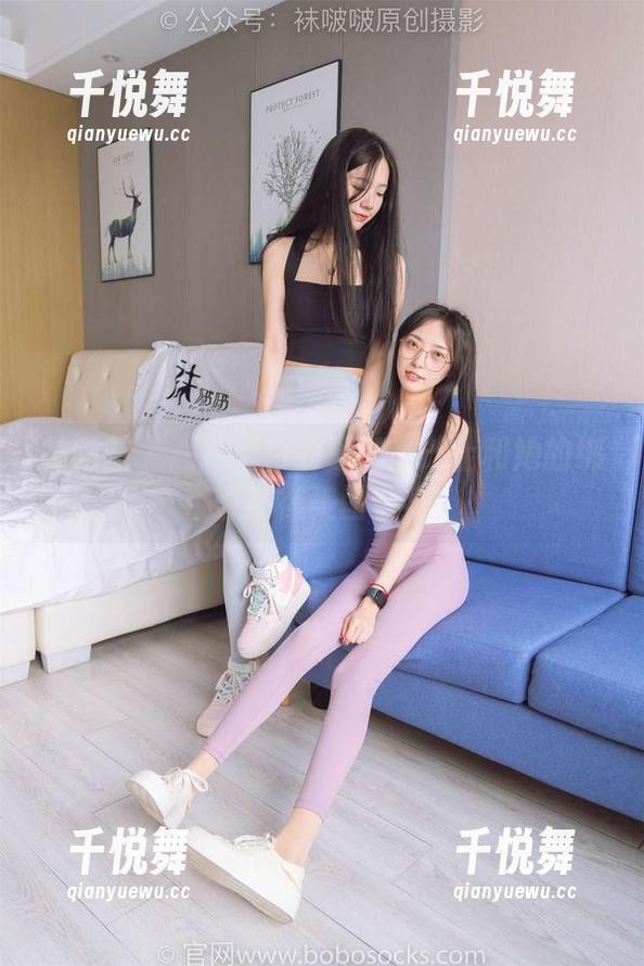 袜啵啵 - 一种黑白的默契：芝士和她的绑带黑棉袜美图合集。