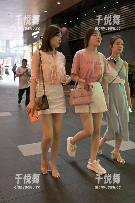 魔镜街拍-婷婷 魔镜街拍 - 看完婷婷的资源,不得不说,黑丝美腿和吊带裙好绝配!