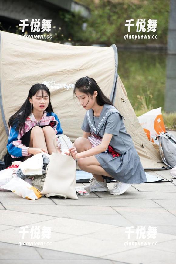 魔镜街拍-婷婷 魔镜街拍 - 图集里的婷婷:穿着包臀灰裙,自带休闲风的范儿