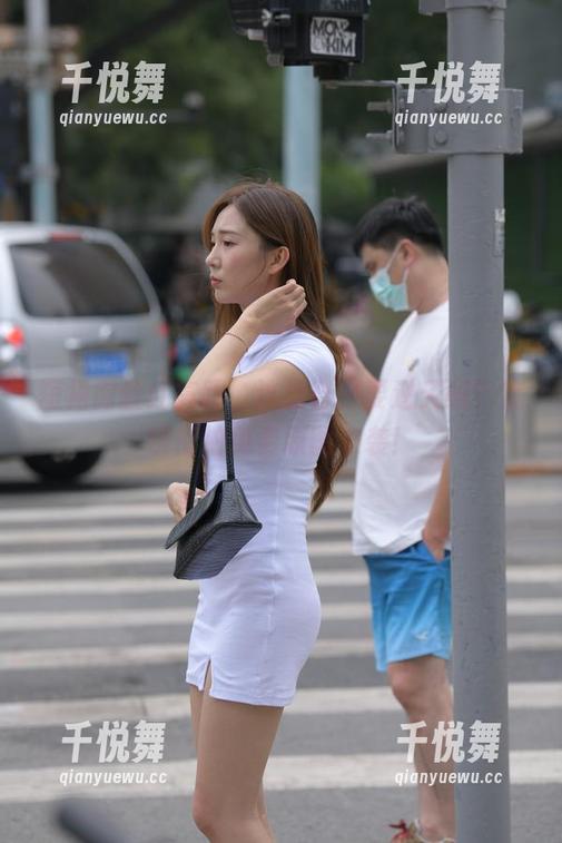 魔镜街拍 短裙肉丝红高跟,这组合是要逆天吗?魔镜街拍免费原图来袭!