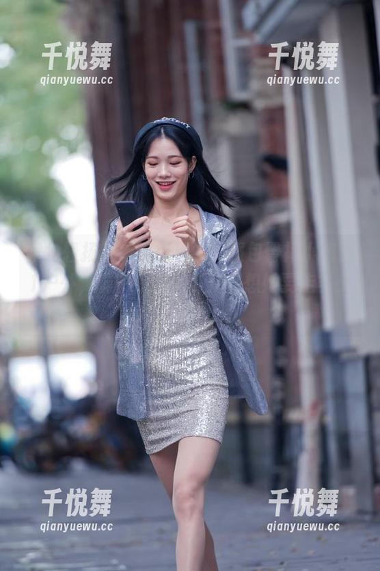魔镜街拍 裙角轻扬,魔镜街拍的制服包臀裙小姐姐1户外,样子是好,可我在想她要走多少步?